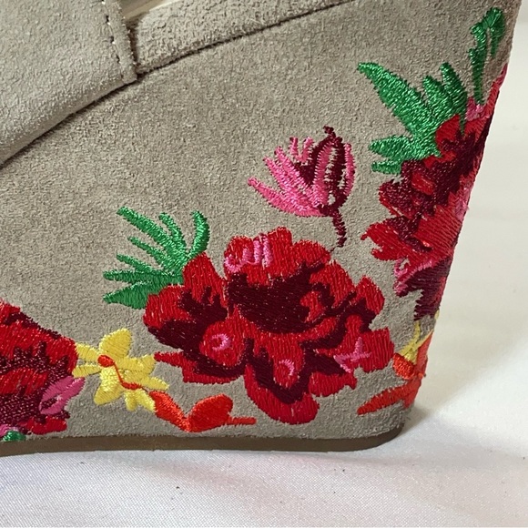 Kenneth Cole Embroidered Wedge Sandals - Tan suede. Floral. Size 6 women’s. - Picture 5 of 13